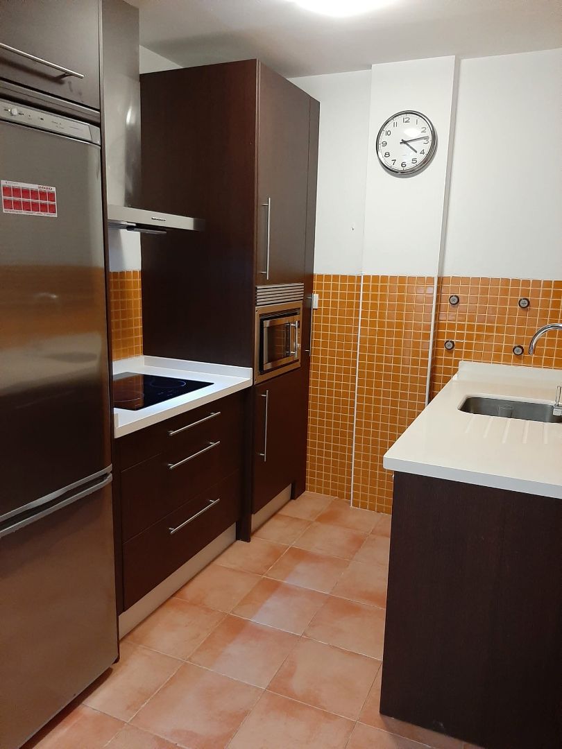 Cuina de Apartament en venda en Sanlúcar la Mayor amb Aire condicionat i Traster