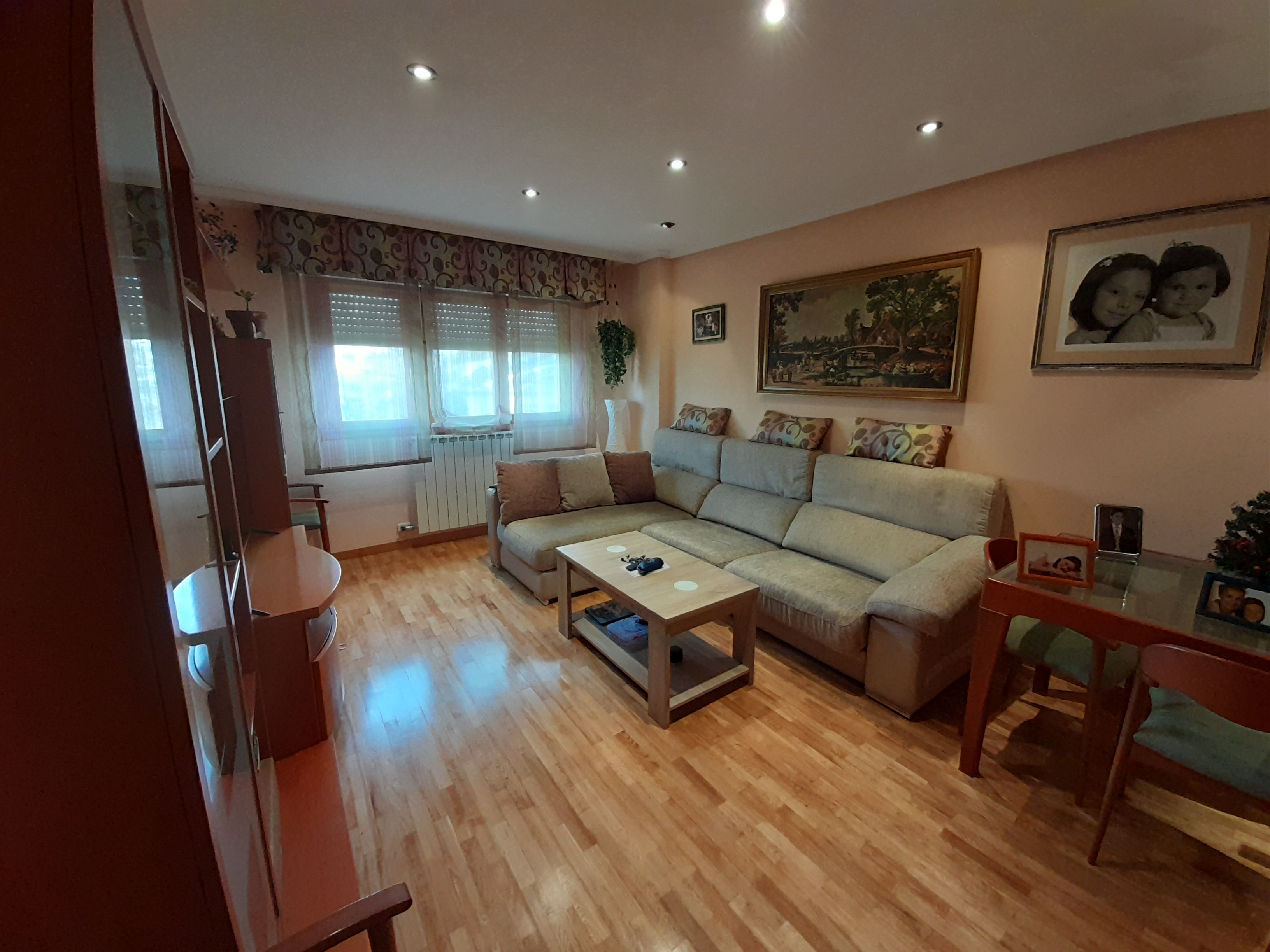 Sala d'estar de Dúplex en venda en Sabiñánigo amb Parquet, Terrassa i Traster