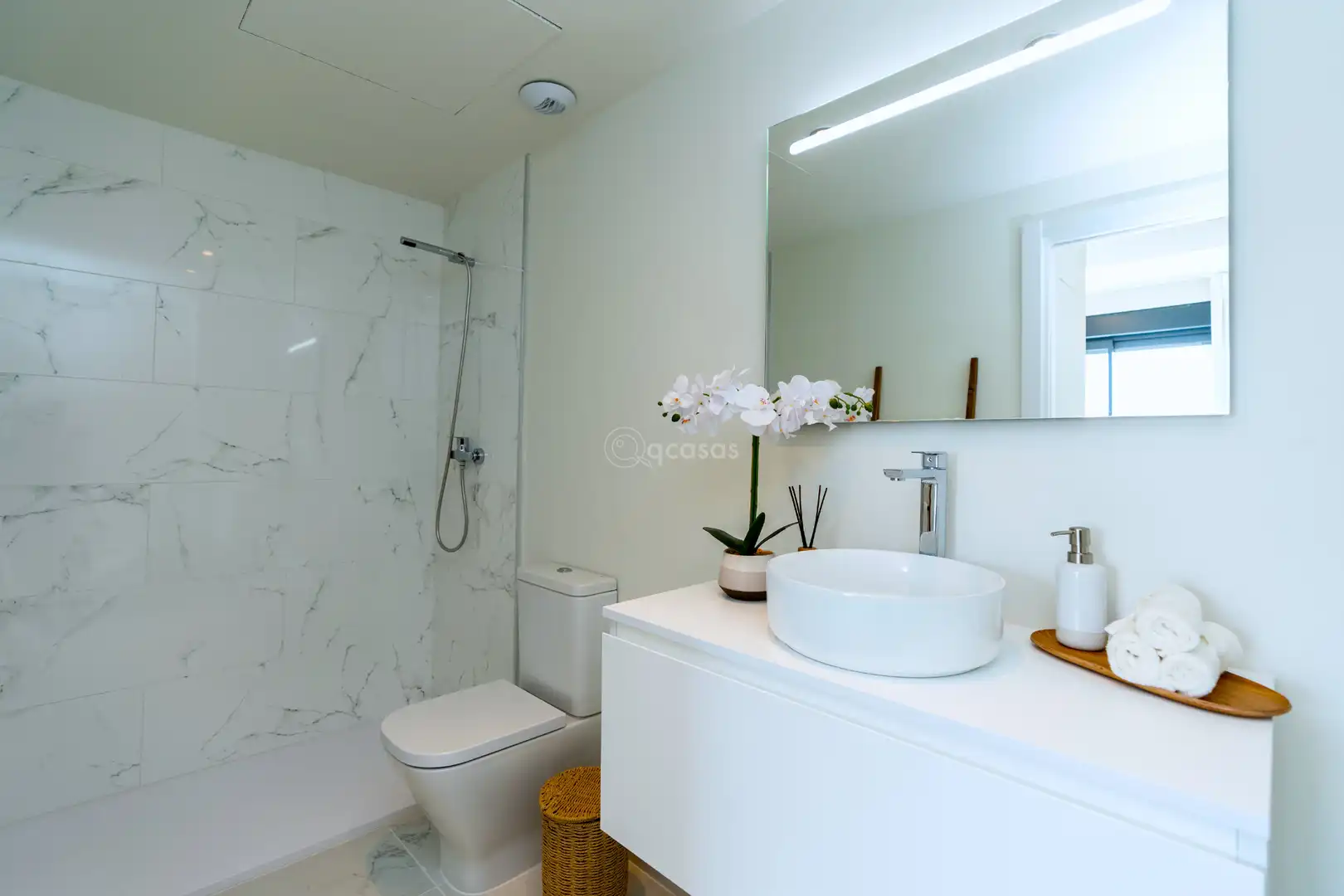 Baño de Apartamento en venta en Benalmádena con Terraza, Horno y Lavadora
