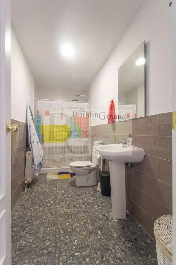 Baño de Piso de alquiler en Granada con Calefacción, Terraza y Amueblado