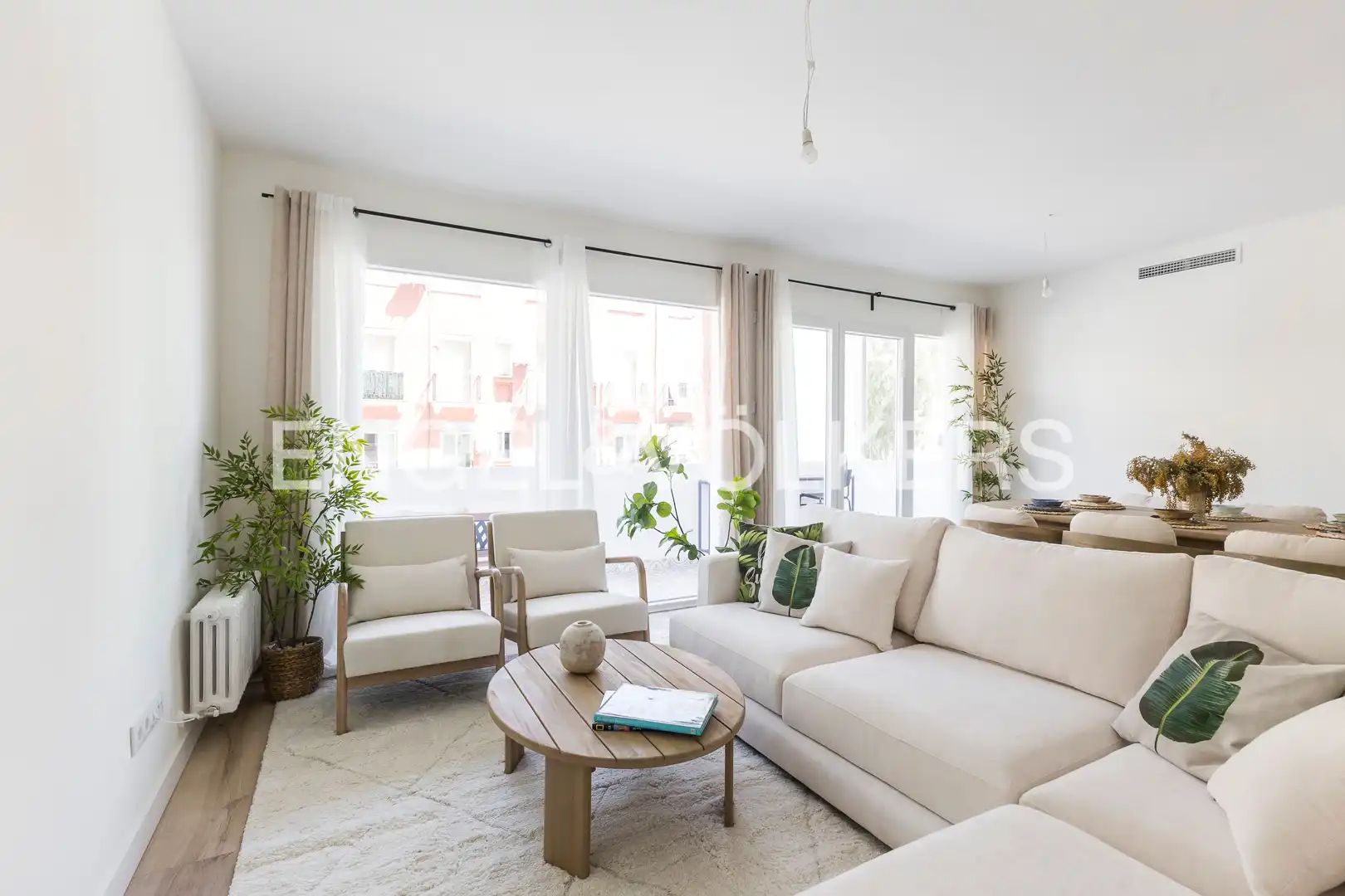 Living room of Flat for sale in Madrid  with Air Conditioner, Heating and Parquet flooring