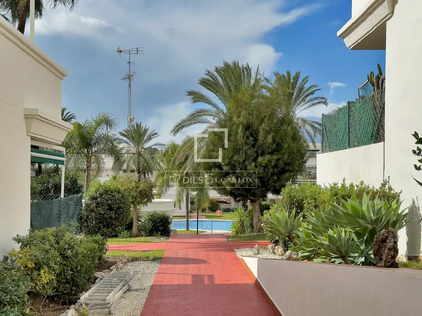 Vista exterior de Àtic en venda en Marbella amb Aire condicionat, Calefacció i Jardí privat
