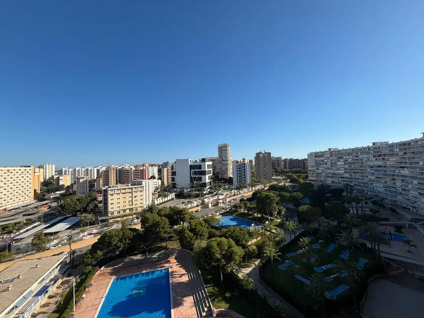 Vista exterior de Ático en venta en Alicante / Alacant con Amueblado y Piscina comunitaria