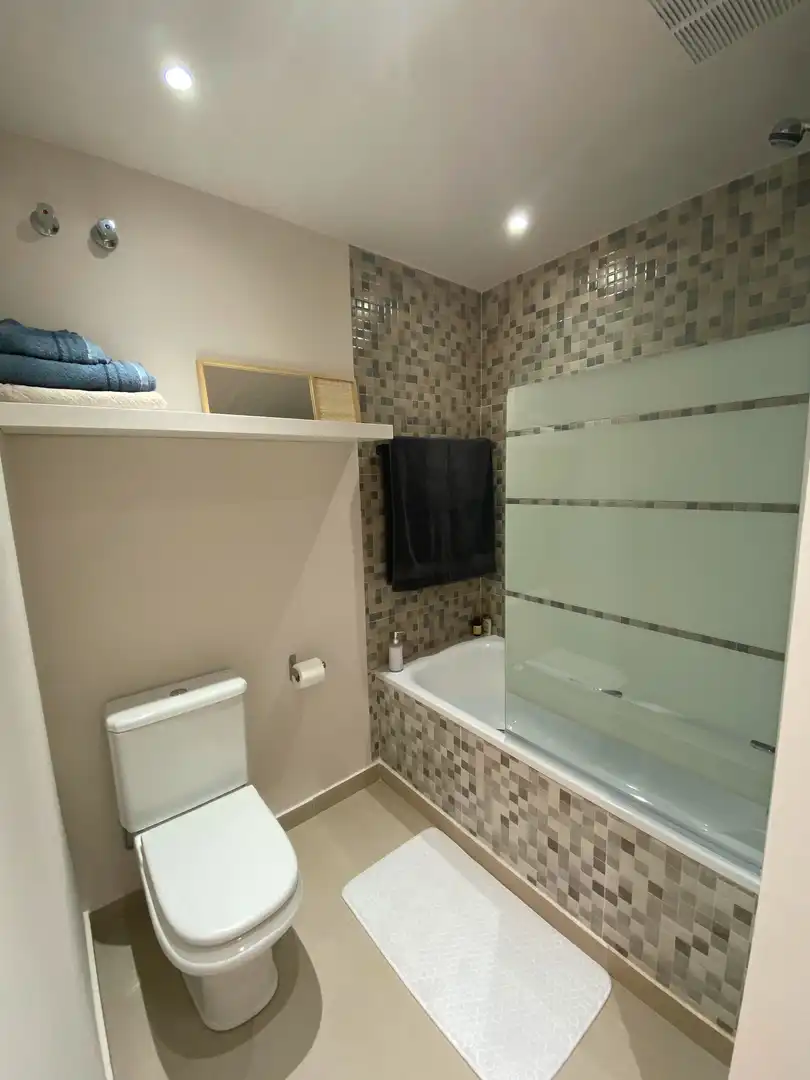 Baño de Planta baja de alquiler en Estepona con Aire acondicionado, Calefacción y Terraza