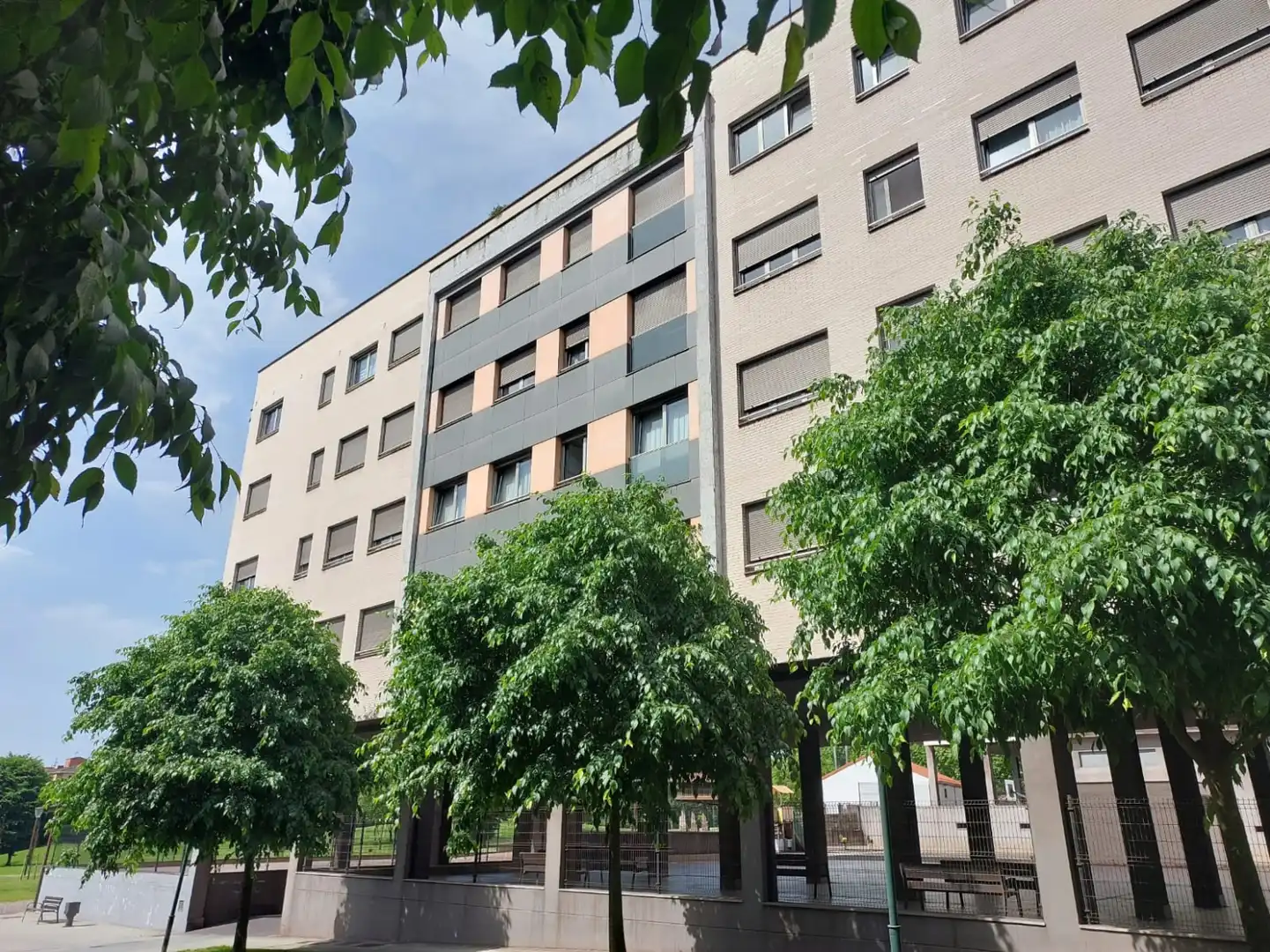 Vista exterior de Piso de alquiler en Gijón  con Calefacción, Jardín privado y Parquet
