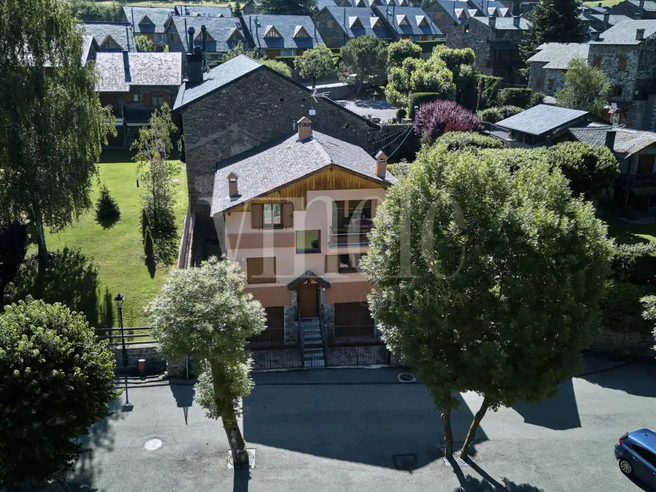 Vista exterior de Casa o xalet en venda en Fontanals de Cerdanya amb Calefacció, Jardí privat i Parquet