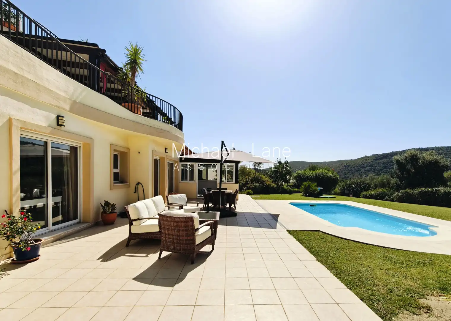 Terrasse von Erdgeschoss zum Verkauf in Sotogrande mit Klimaanlage, Privatgarten und Terrasse