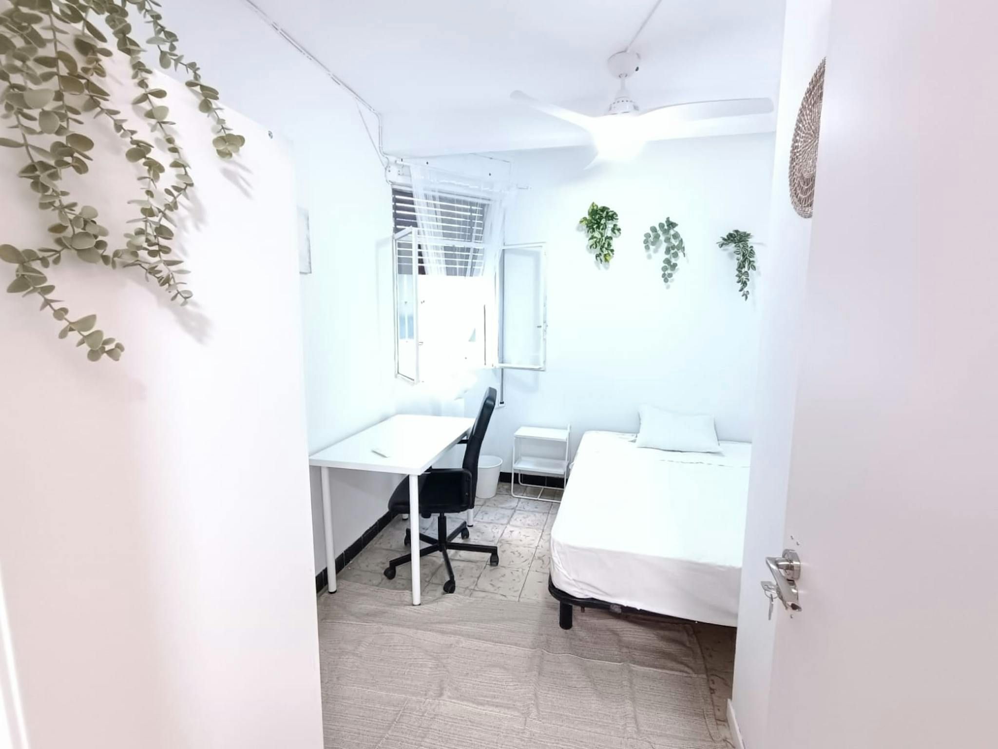 Bedroom of Flat to share in  Sevilla Capital  with Washing machine