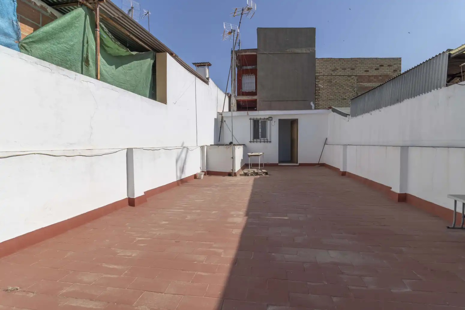 Terrasse von Einfamilien-Reihenhaus zum Verkauf in Sevilla mit Terrasse, Abstellraum und Balkon