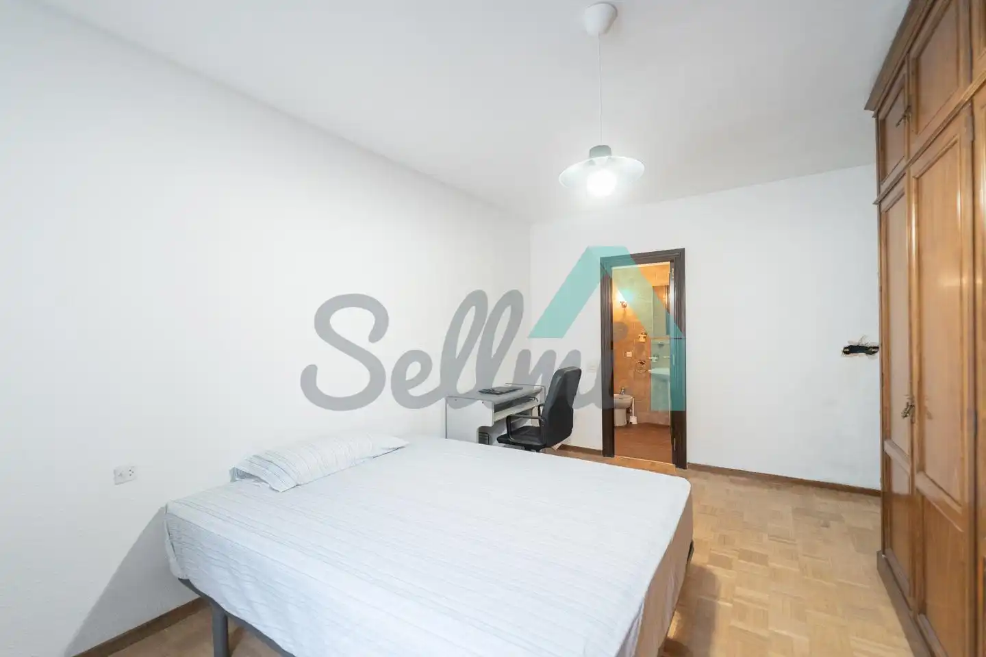 Bedroom of Flat for share in Oviedo   with Heating, Parquet flooring and Furnished