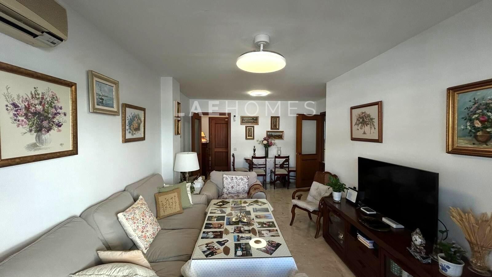 Sala d'estar de Pis de lloguer en  Sevilla Capital amb Aire condicionat, Terrassa i Moblat