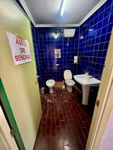 Badezimmer von Fabrikhallen zum Verkauf in Albacete
