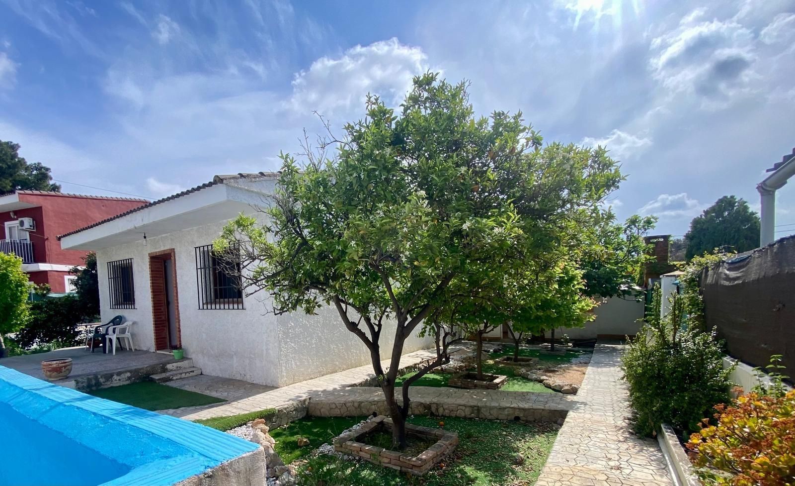 Vista exterior de Casa o xalet en venda en Paterna amb Jardí privat, Terrassa i Traster