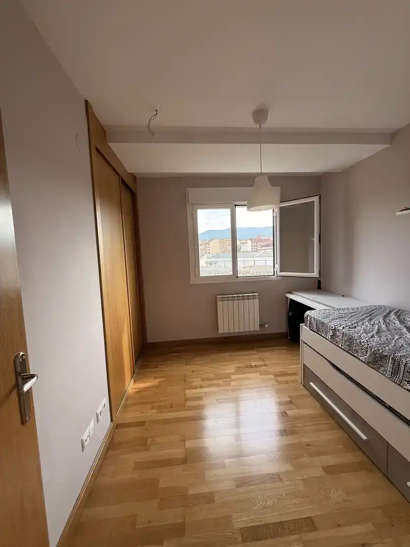 Habitación de Piso en venta en Entrena con Piscina y Balcón