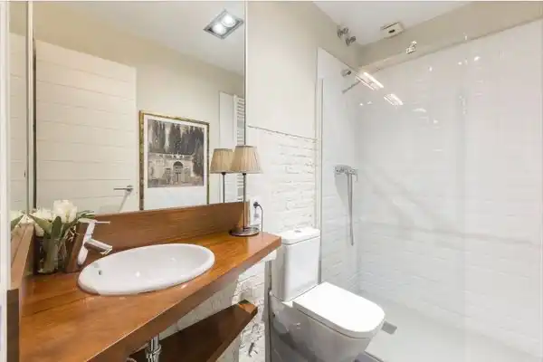 Badezimmer von Erdgeschoss zum Verkauf in Barcelona mit Klimaanlage, Heizung und Parkett