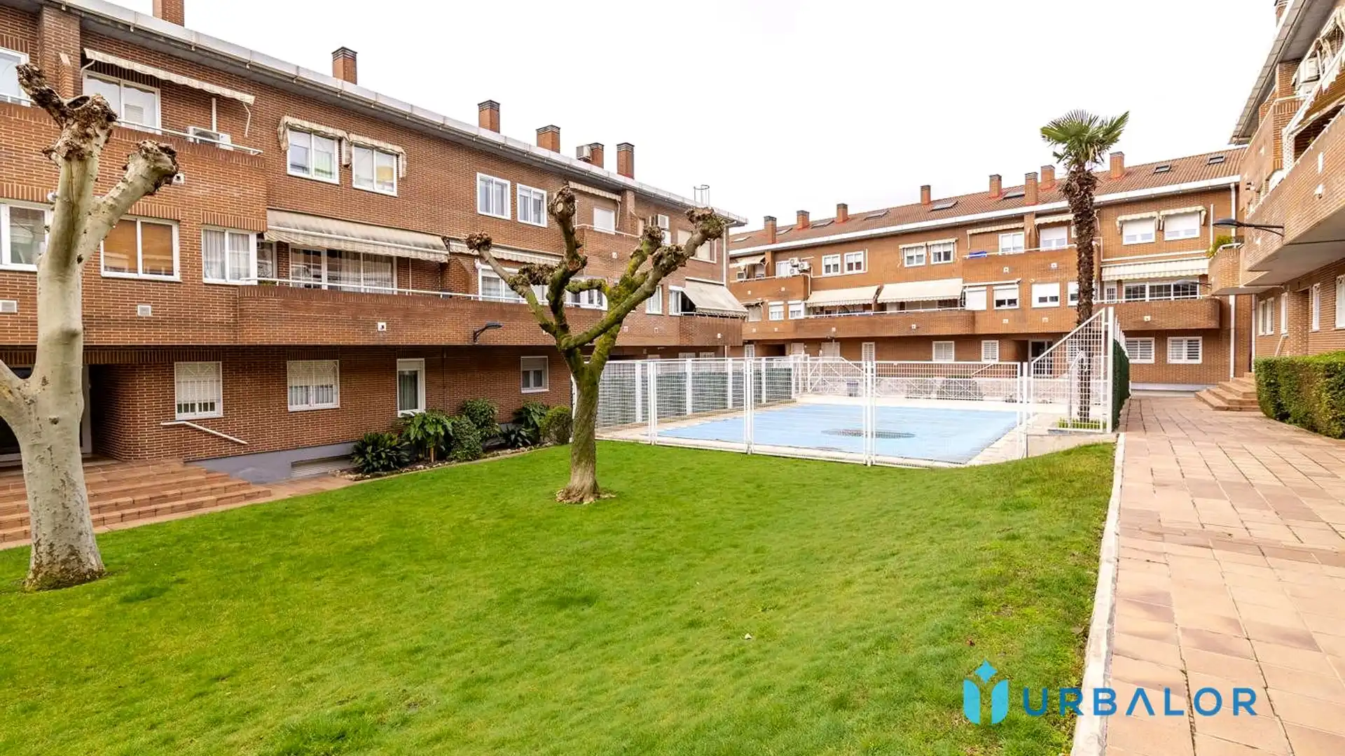 Swimming pool of Planta baja for sale in Alcorcón  with Air Conditioner and Community pool