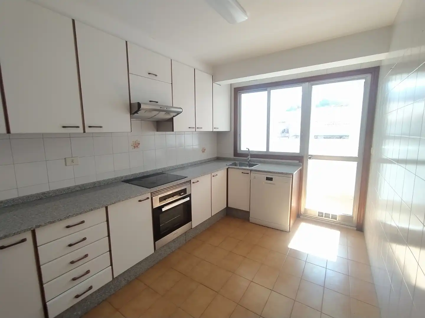 Cocina de Piso de alquiler en Vigo  con Calefacción, Parquet y Horno