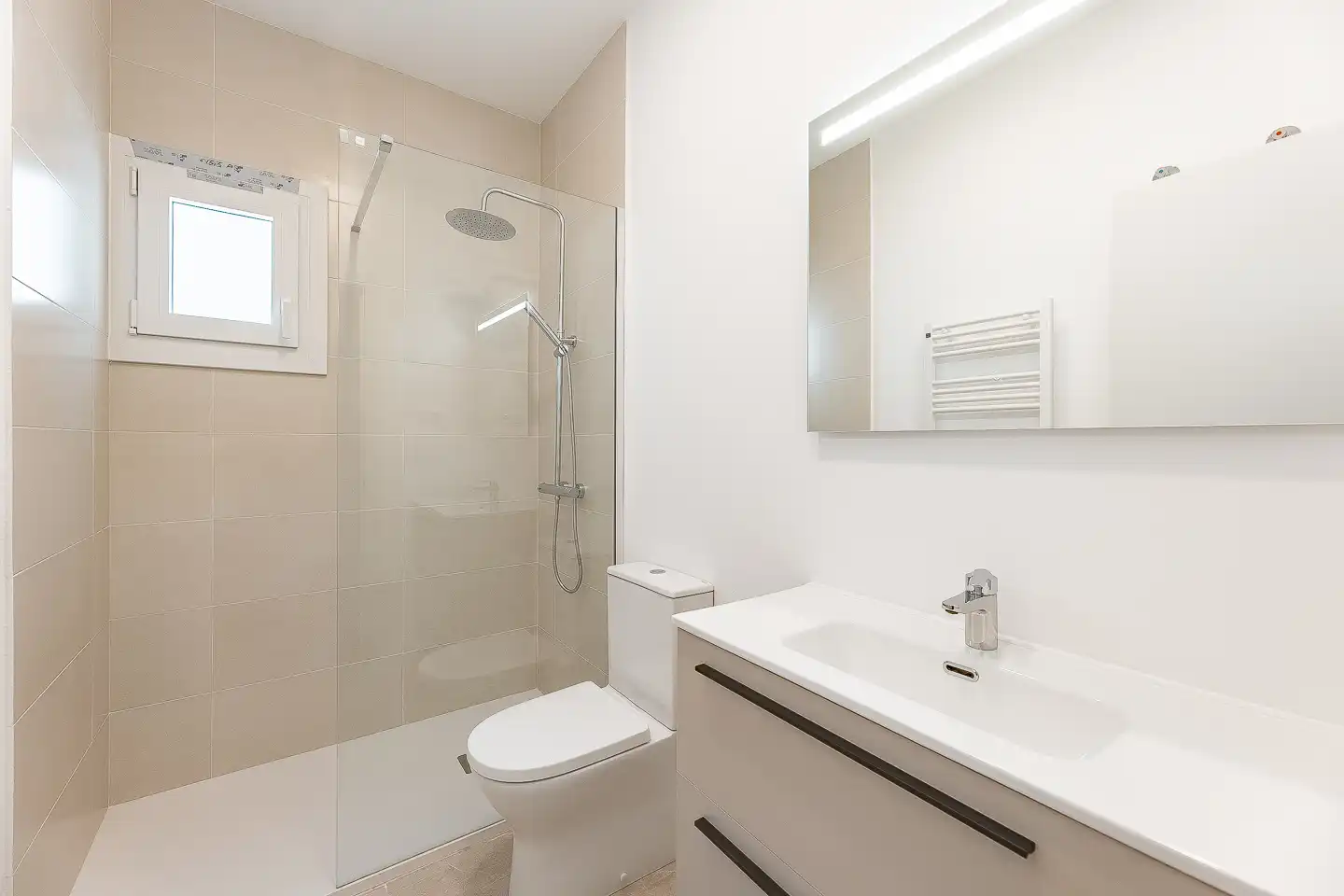 Baño de Casa adosada en venta en Rubí con Aire acondicionado, Calefacción y Terraza