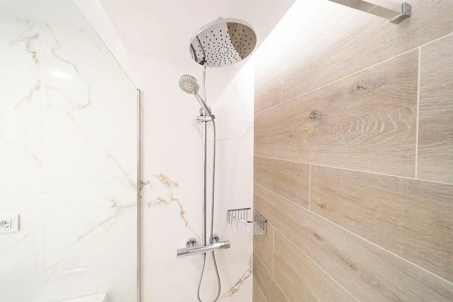 Badezimmer von Wohnung zur Miete in  Zaragoza Capital mit Klimaanlage und Balkon