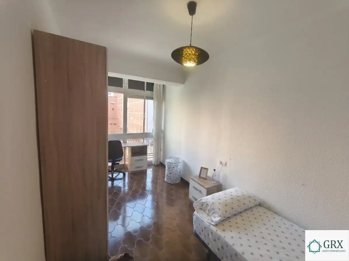 Habitación de Piso de alquiler en Granada con Amueblado