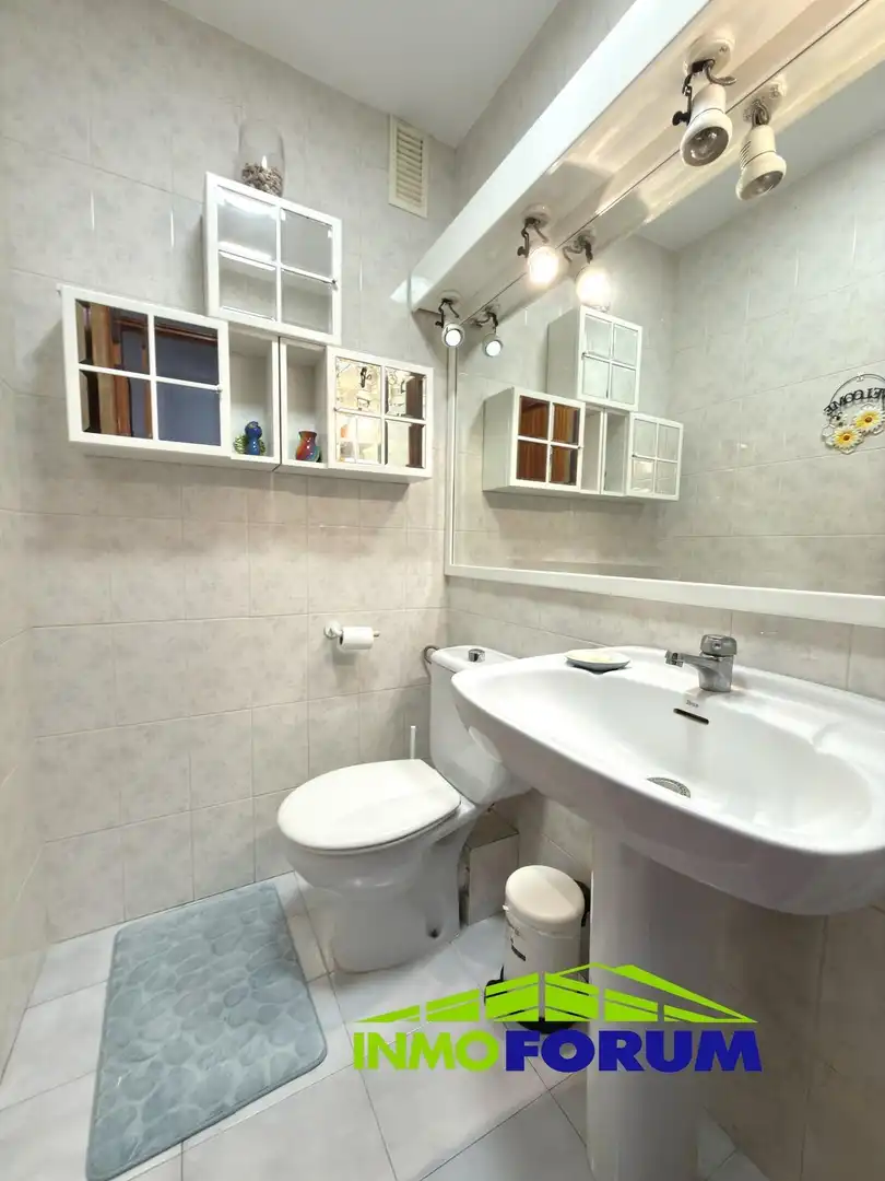 Badezimmer von Wohnung zum Verkauf in A Coruña Capital  mit Heizung, Abstellraum und Möbliert