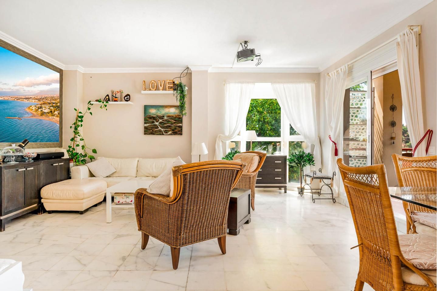 Sala de estar de Casa o chalet en venta en Estepona con Aire acondicionado, Calefacción y Jardín privado