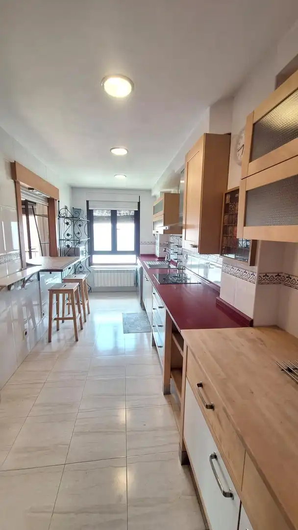 Cocina de Piso en venta en Ponferrada con Calefacción, Trastero y Balcón