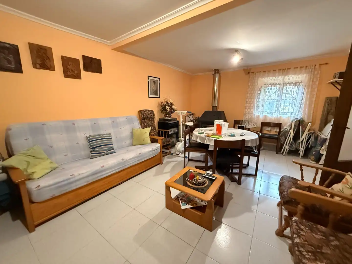 Sala d'estar de Casa adosada en venda en Rasines amb Jardí privat, Terrassa i Traster