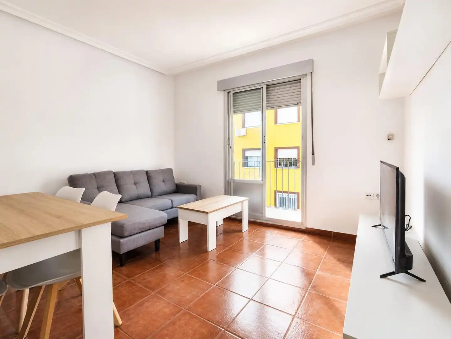 Sala d'estar de Pis de lloguer en Plasencia amb Aire condicionat, Terrassa i Balcó