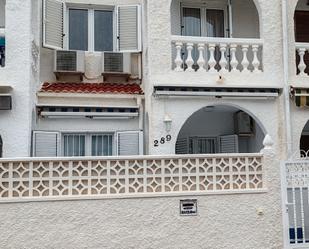 Vista exterior de Casa o xalet en venda en Pilar de la Horadada amb Aire condicionat, Terrassa i Balcó