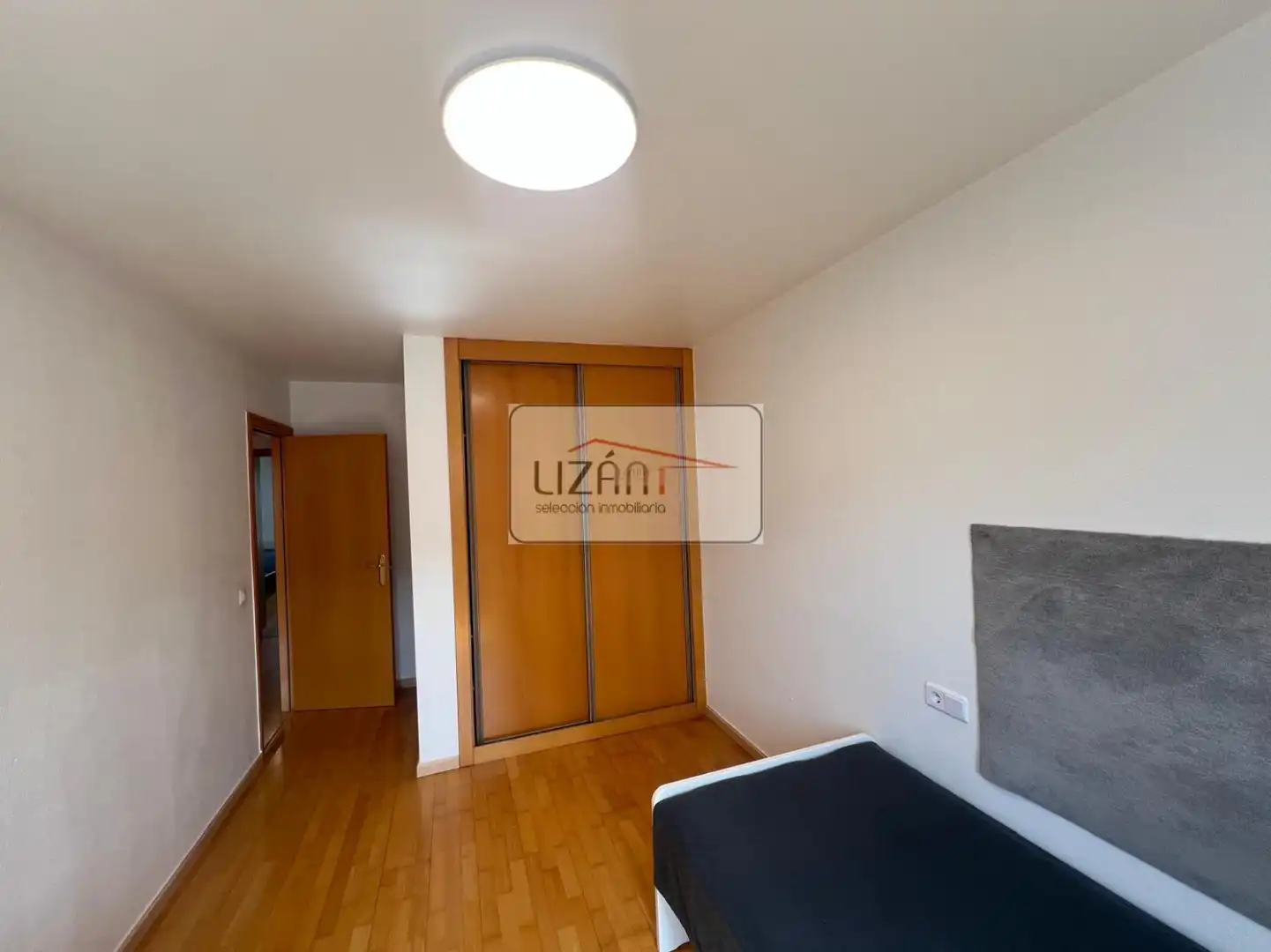 Dormitori de Pis en venda en Oviedo  amb Calefacció i Parquet