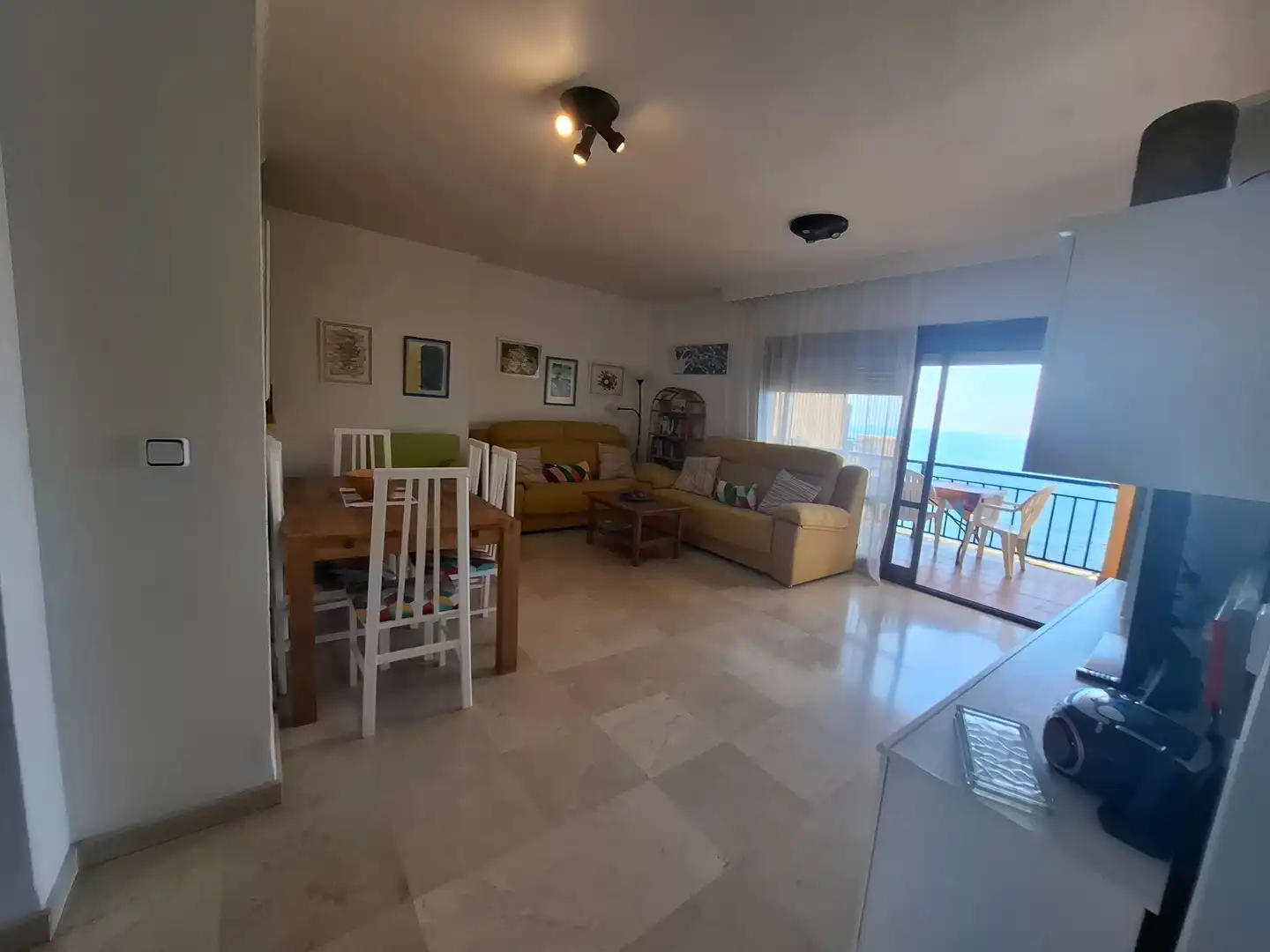 Sala de estar de Apartamento de alquiler en Benalmádena con Terraza, Amueblado y Piscina comunitaria