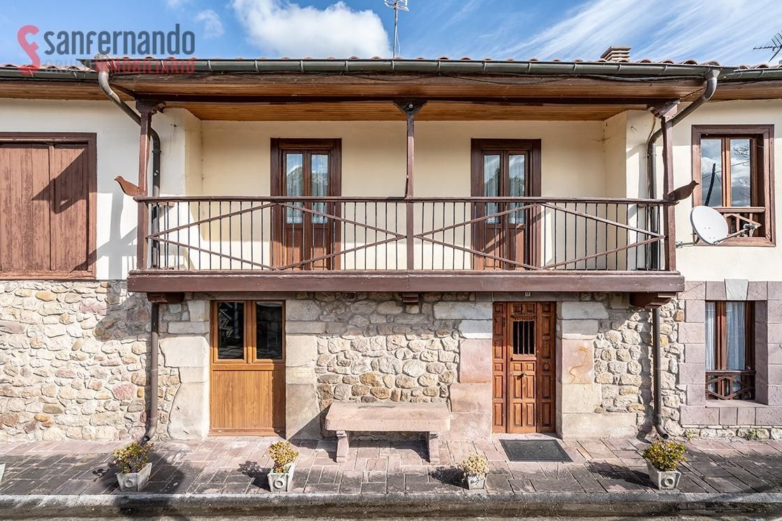 Vista exterior de Casa o xalet en venda en Puente Viesgo amb Jardí privat, Terrassa i Traster