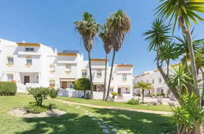 Vista exterior de Casa adosada en venta en Benalmádena con Aire acondicionado, Calefacción y Jardín privado