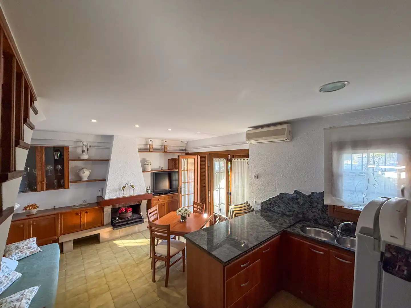 Küche von Einfamilien-Reihenhaus zum Verkauf in Sant Feliu de Guíxols mit Klimaanlage, Heizung und Privatgarten