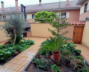 Jardí de Casa adosada en venda en  Logroño amb Terrassa