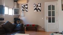 Sala d'estar de Casa adosada en venda en Parla amb Aire condicionat i Terrassa