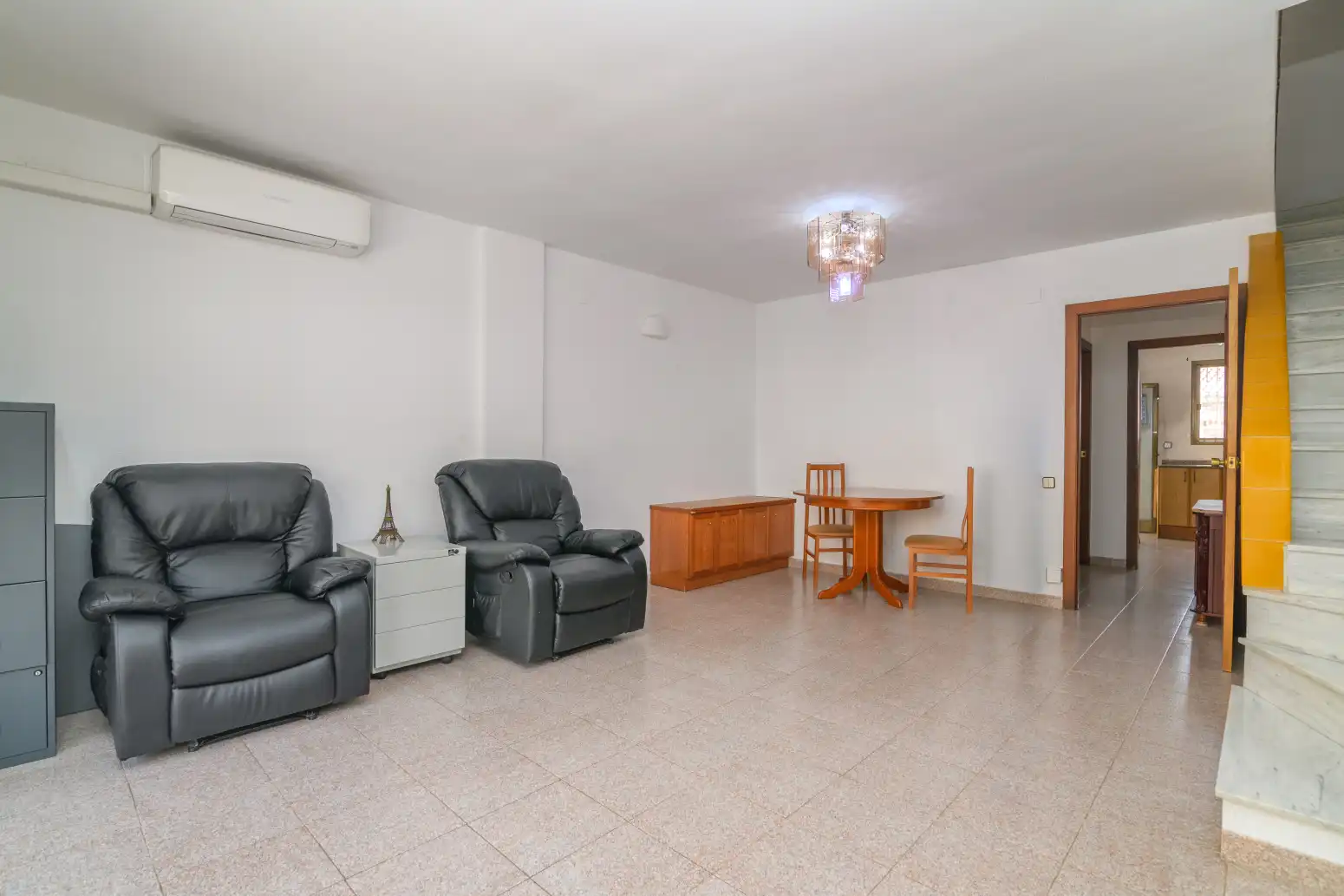 Sala d'estar de Casa adosada en venda en Sant Boi de Llobregat amb Aire condicionat i Terrassa