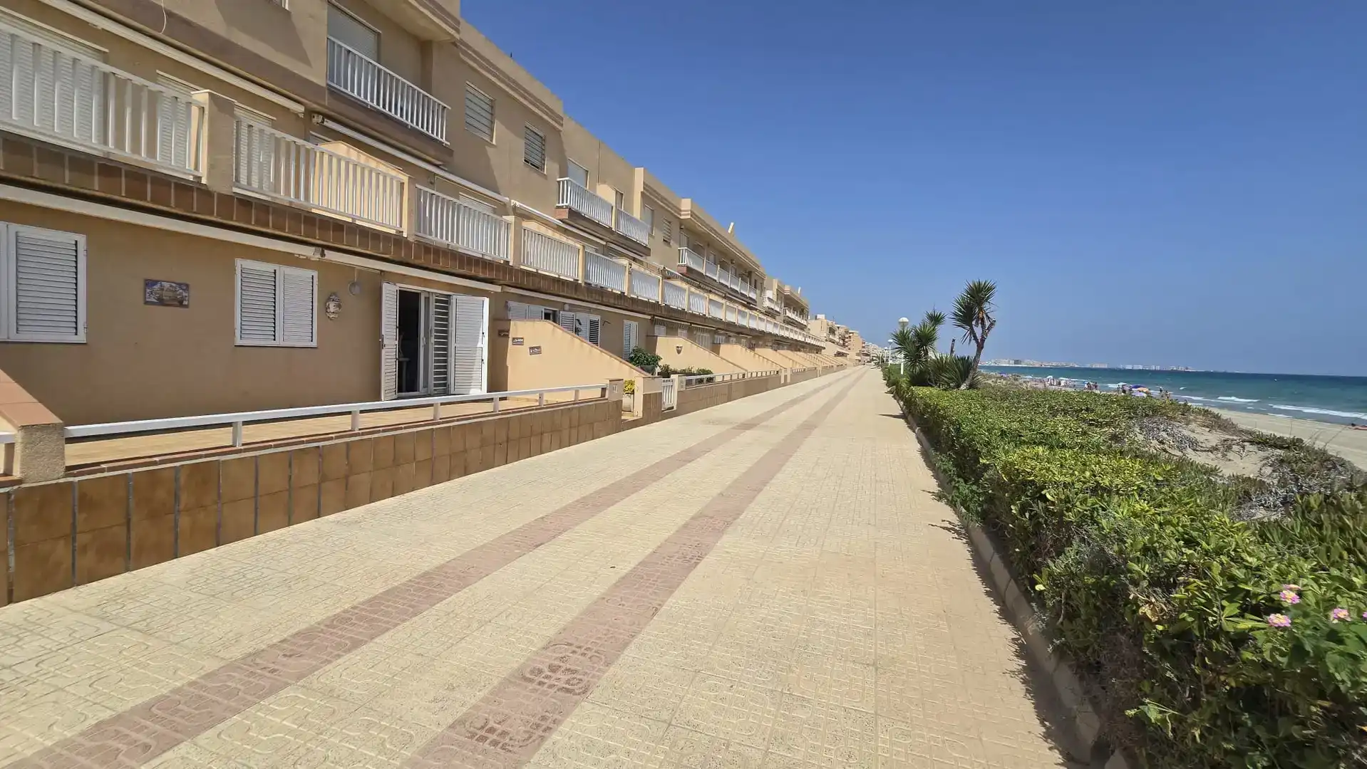 Vista exterior de Casa adosada en venda en La Manga del Mar Menor amb Traster, Piscina i Moblat