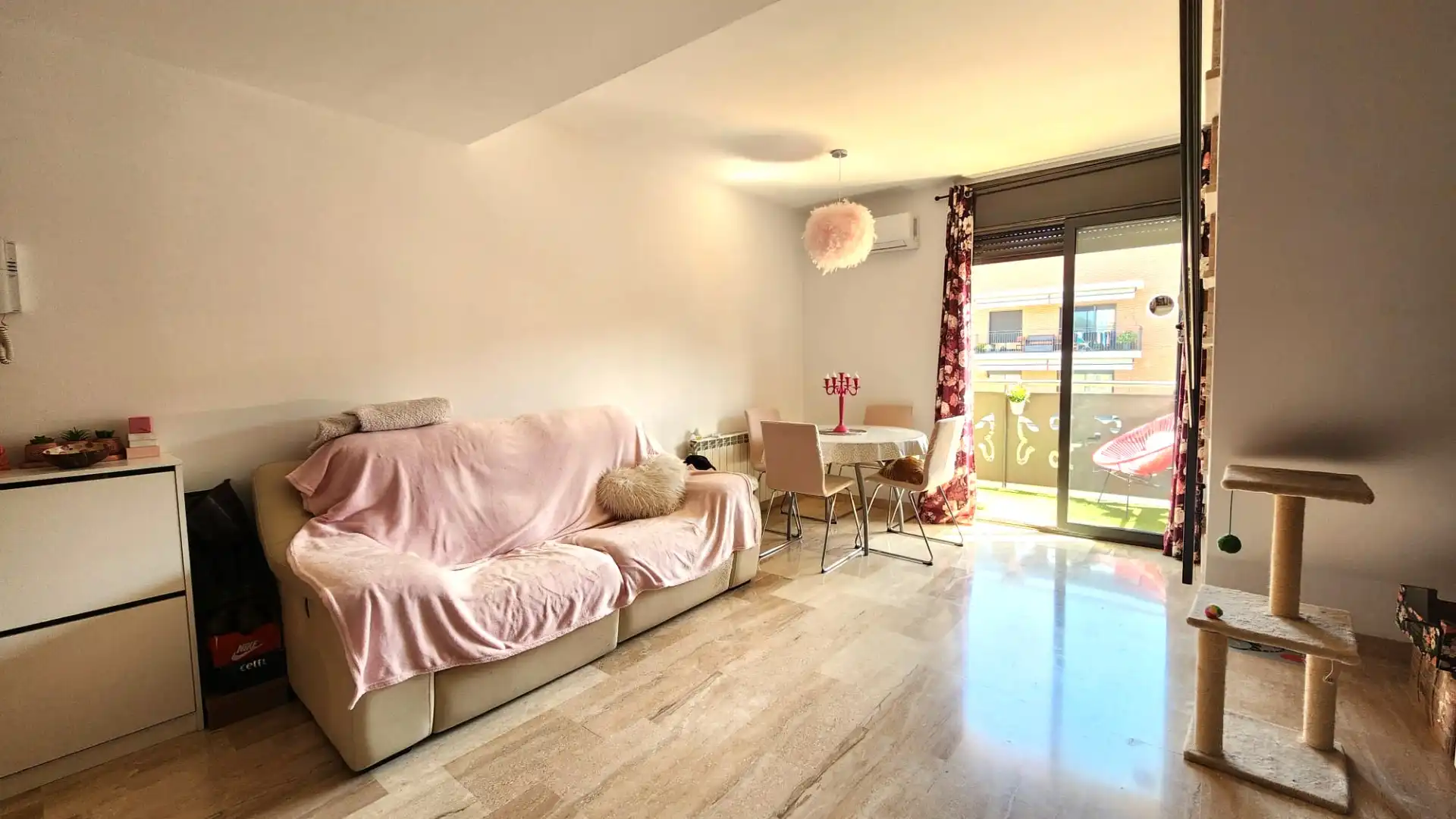 Wohnzimmer von Dachboden zum Verkauf in Rubí mit Klimaanlage, Heizung und Terrasse