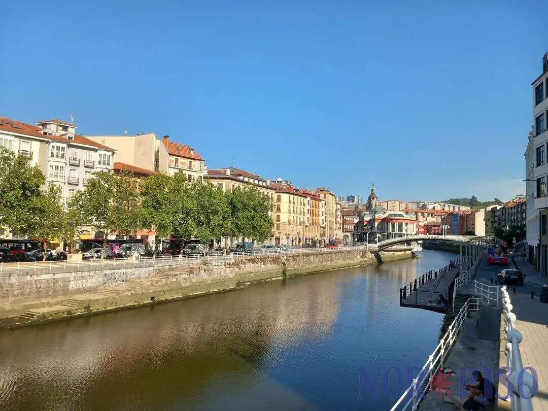 Vista exterior de Pis en venda en Bilbao  amb Calefacció, Terrassa i Moblat