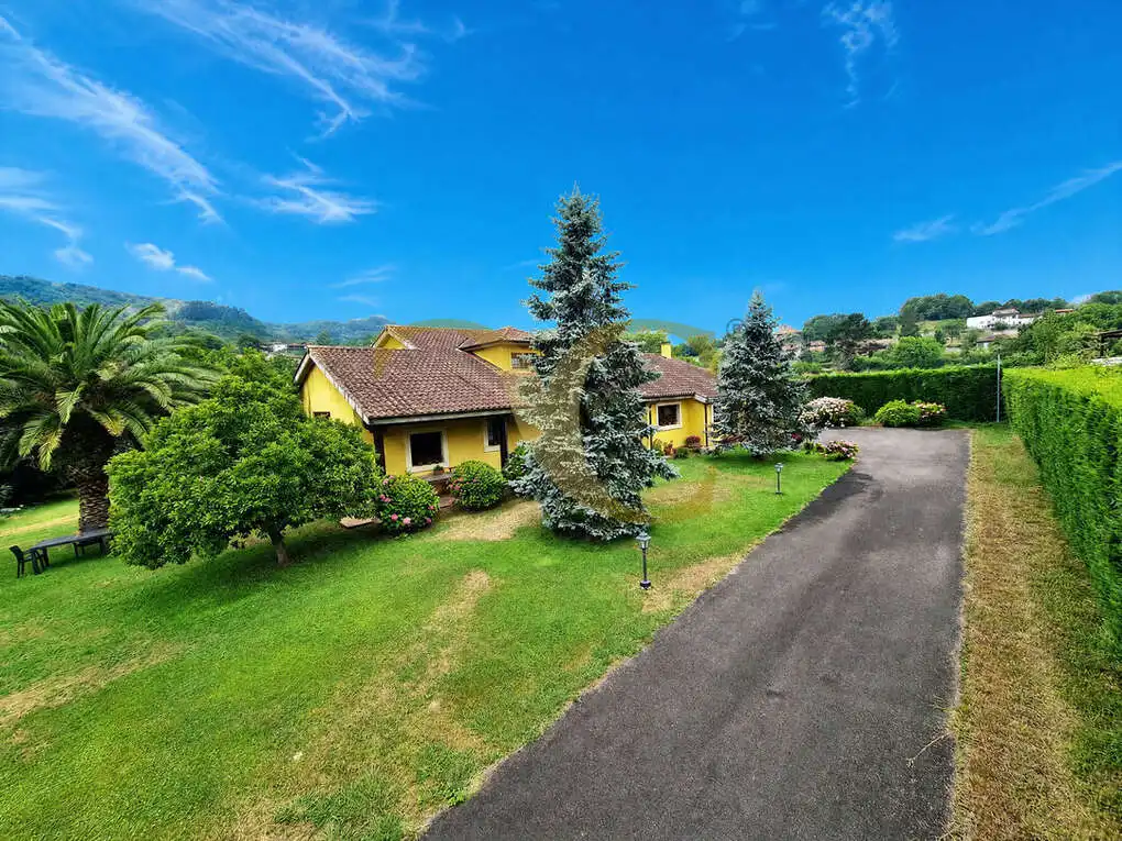 Vista exterior de Casa o xalet en venda en Oviedo  amb Calefacció, Jardí privat i Terrassa