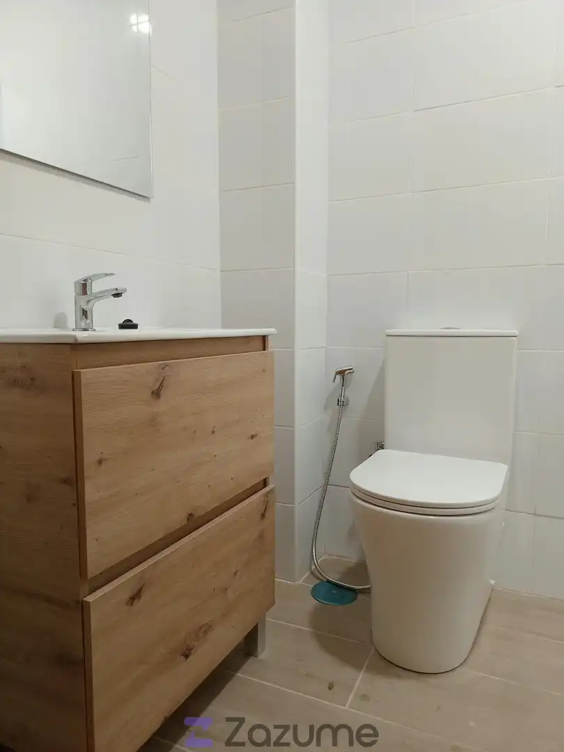 Baño de Piso de alquiler en Camas con Lavadora y Balcón