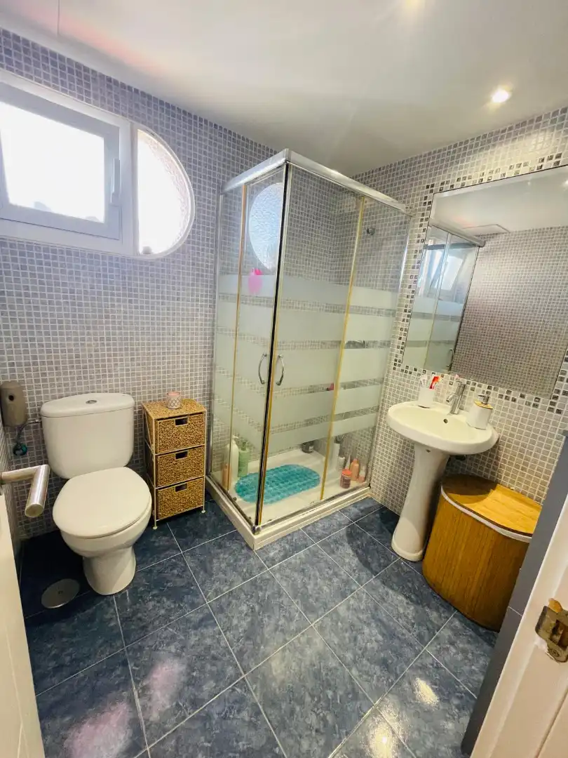 Bathroom of Apartments for sale in Benidorm  with Air Conditioner, Terrace and Furnished