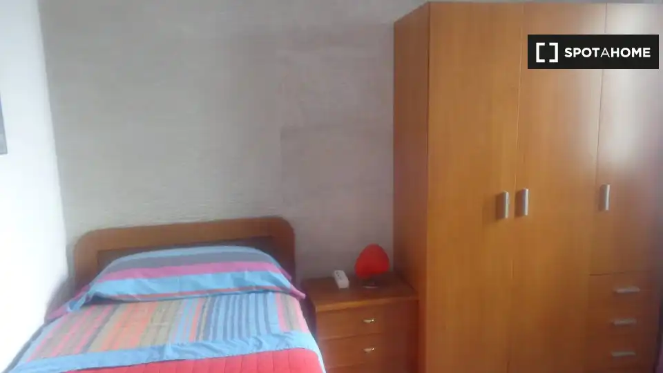 Dormitori de Pis per a compartir en Santander amb Aire condicionat, Calefacció i Moblat