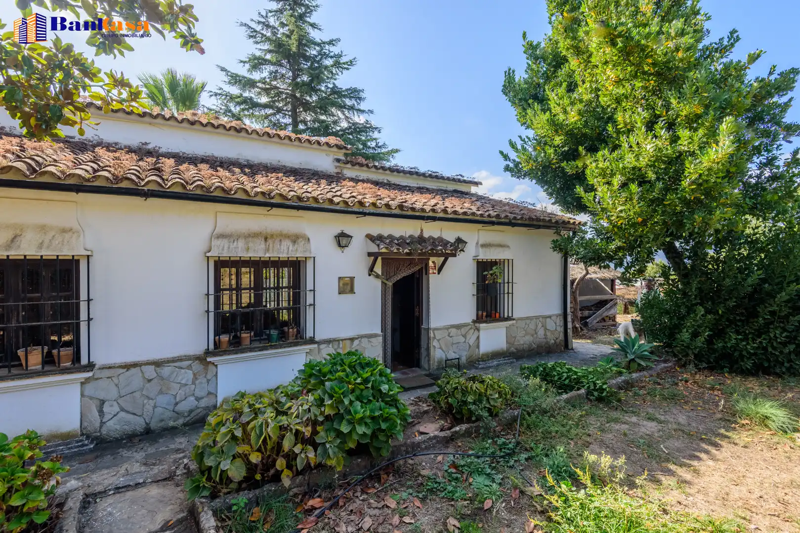 Vista exterior de Casa o xalet en venda en Cortes de la Frontera amb Calefacció, Jardí privat i Moblat