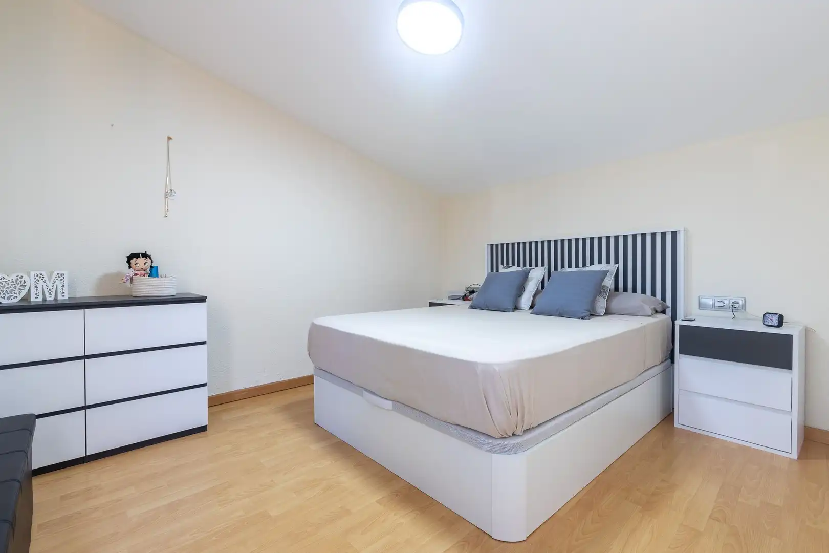 Schlafzimmer von Einfamilien-Reihenhaus zum Verkauf in Roses mit Klimaanlage, Heizung und Terrasse