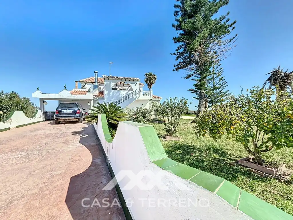 Vista exterior de Casa o xalet en venda en Vélez-Málaga amb Aire condicionat, Jardí privat i Terrassa
