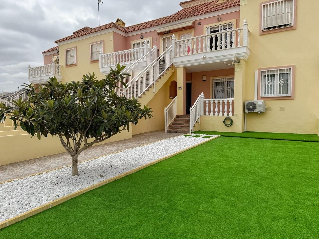 Vista exterior de Casa o xalet en venda en Orihuela amb Aire condicionat, Calefacció i Jardí privat