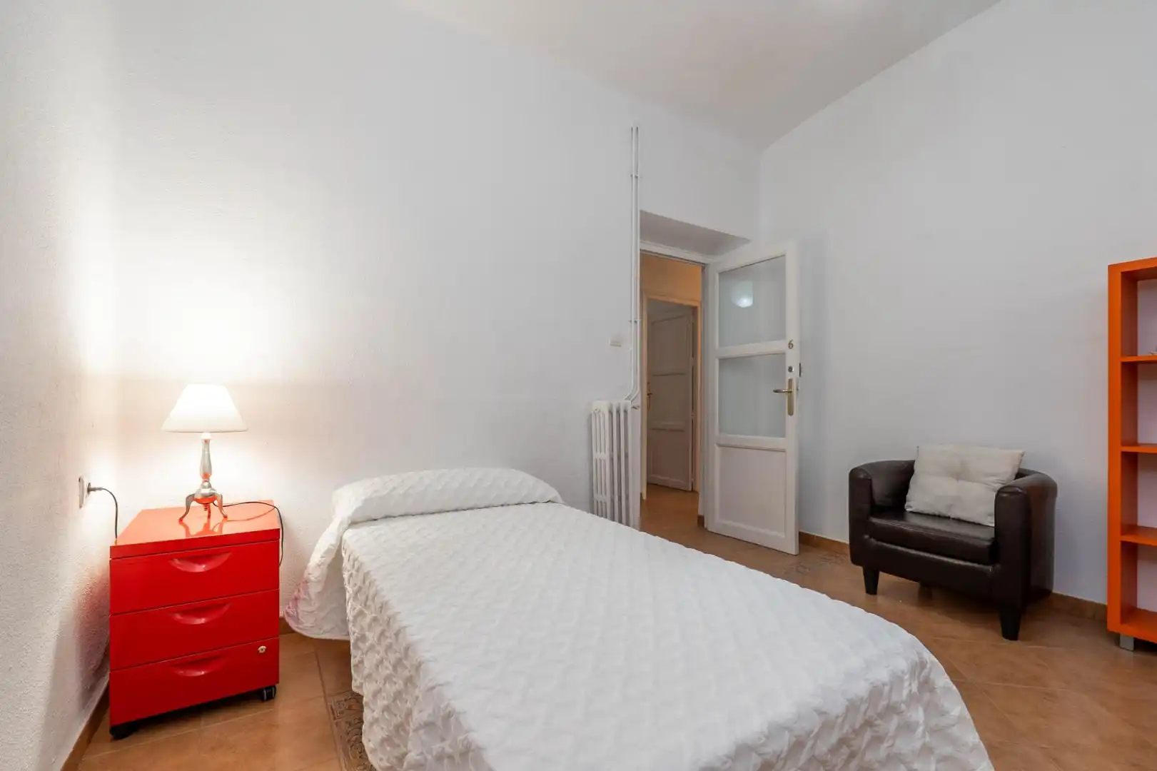 Habitación de Piso para compartir en Granada con Calefacción y Amueblado